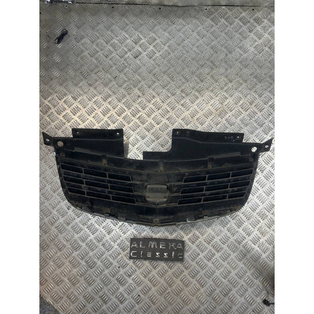 Рещітка радіатора Nissan Almera Classic B10 (2006-2012) 6230095F0A *дефект двух креплений