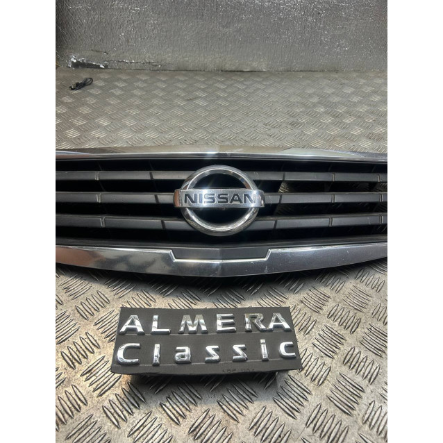 Рещітка радіатора Nissan Almera Classic B10 (2006-2012) 6230095F0A *дефект двух креплений