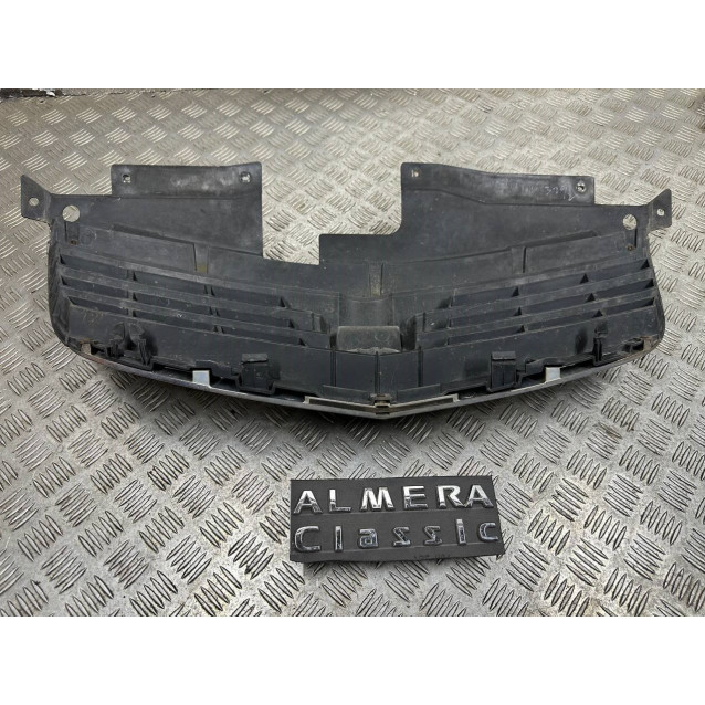 Рещітка радіатора Nissan Almera Classic B10 (2006-2012) 6230095F0A *дефект кріплення