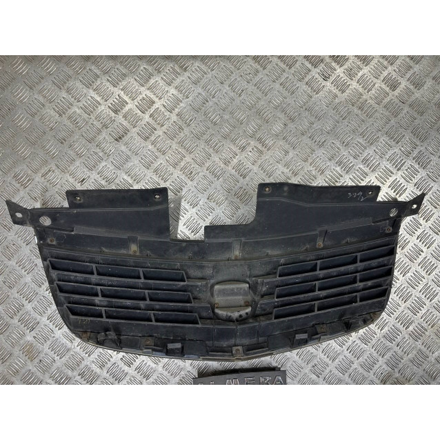 Рещітка радіатора Nissan Almera Classic B10 (2006-2012) 6230095F0A *дефект кріплення