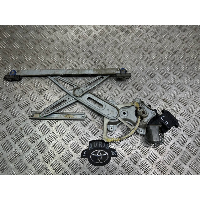Стеклоподъемник передний левый Toyota Auris (2012-2020) 6982002490 *в сборе