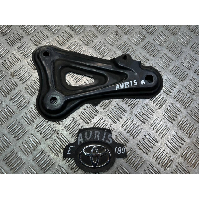 Кронштейн передней балки правый Toyota Auris (2012-2020) 5225702060