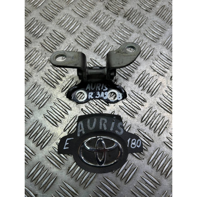 Петля двери задней правой верх Toyota Auris (2012-2020) 6875005020