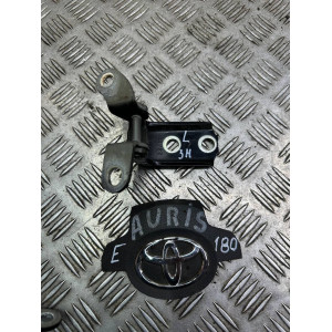 Петля двери задней левой низ Toyota Auris (2012-2020) 6877052031