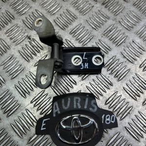 Петля двери задней левой низ Toyota Auris (2012-2020) 6877052031