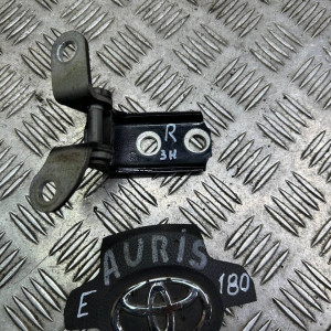 Петля двери задней правой низ Toyota Auris (2012-2020) 6878052031