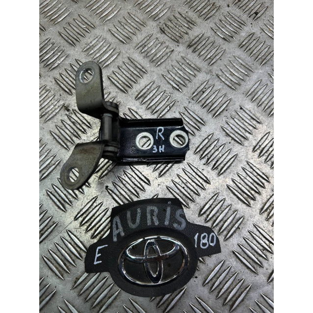 Петля двери задней правой низ Toyota Auris (2012-2020) 6878052031