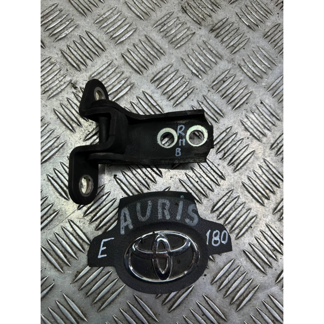 Петля двери передней правой верх Toyota Auris (2012-2020) 6871012151