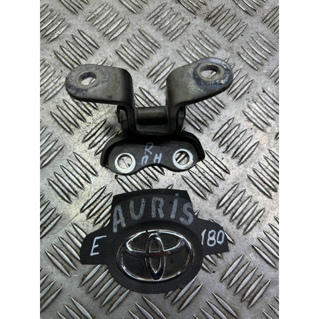 Петля двери передней правой низ Toyota Auris (2012-2020) 6873012120