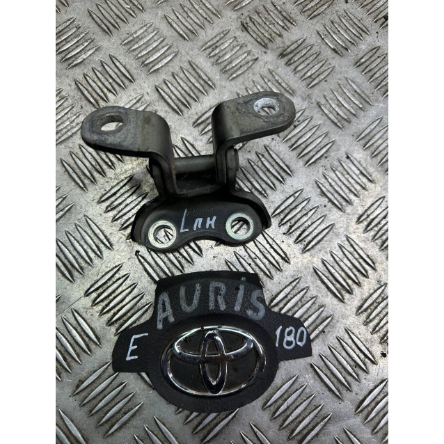 Петля двери передней левой низ Toyota Auris (2012-2020) 6874012120