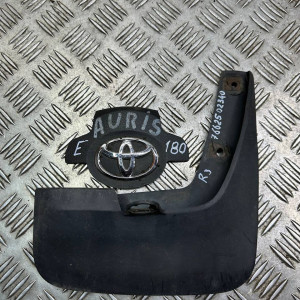 Брызговик задний правый Toyota Auris (2012-2020) 7662502340