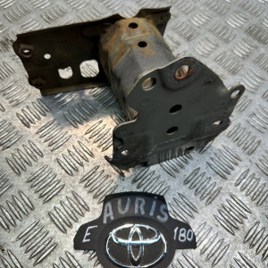 Кронштейн усилителя заднего бампера правый Toyota Auris (2012-2020) 5201502100