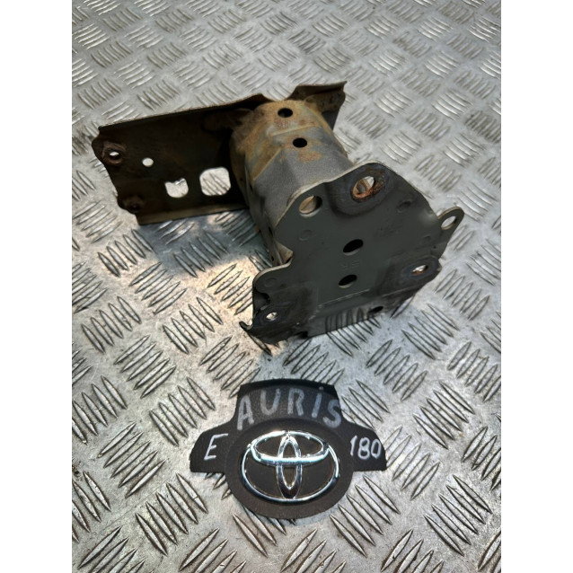 Кронштейн усилителя заднего бампера правый Toyota Auris (2012-2020) 5201502100