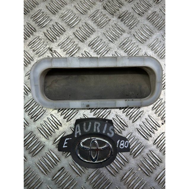 Клапан вентиляції салона Toyota Auris (12-20) 6294012160