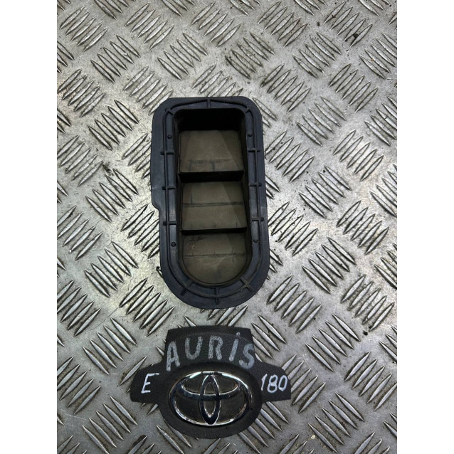 Клапан рещетка вентиляції салона Toyota Auris (2012-2020) 6293002050