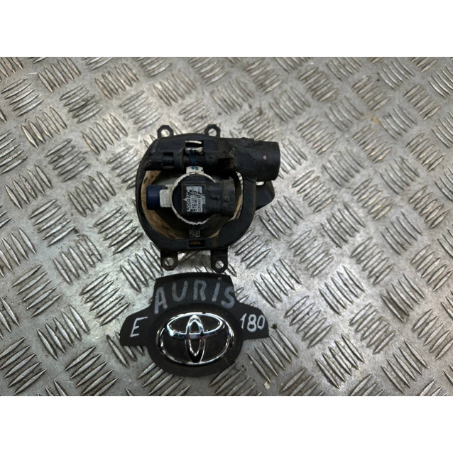 Фара противотуманная левая Toyota Auris (2012-2020) 8122002110