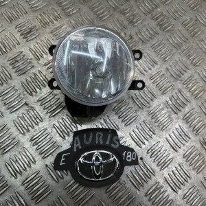Фара противотуманная левая Toyota Auris (2012-2020) 8122002110
