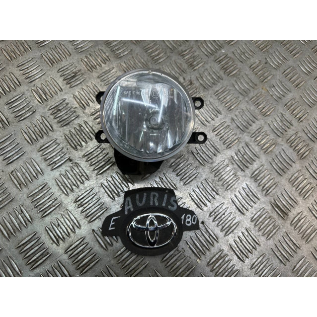 Фара противотуманная левая Toyota Auris (2012-2020) 8122002110
