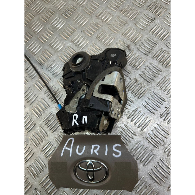 Замок двери передний правый Toyota Auris (2012-2020) 6903005130