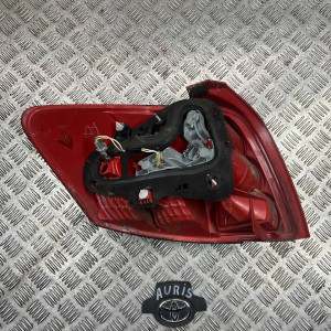 Фонарь правый Toyota Auris (2006-2012) 8155102390 8155102370