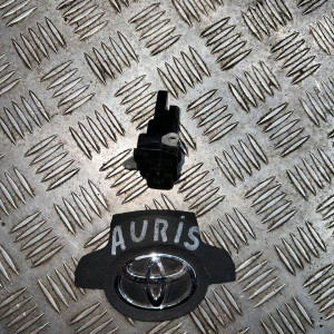 Расходомер датчик потока воздуха Toyota Auris (2006-2012) 1,3 2220437010 2220437020