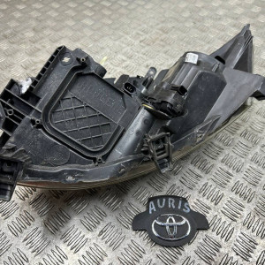 Фара правая Toyota Auris (2006-2012) 8113002470