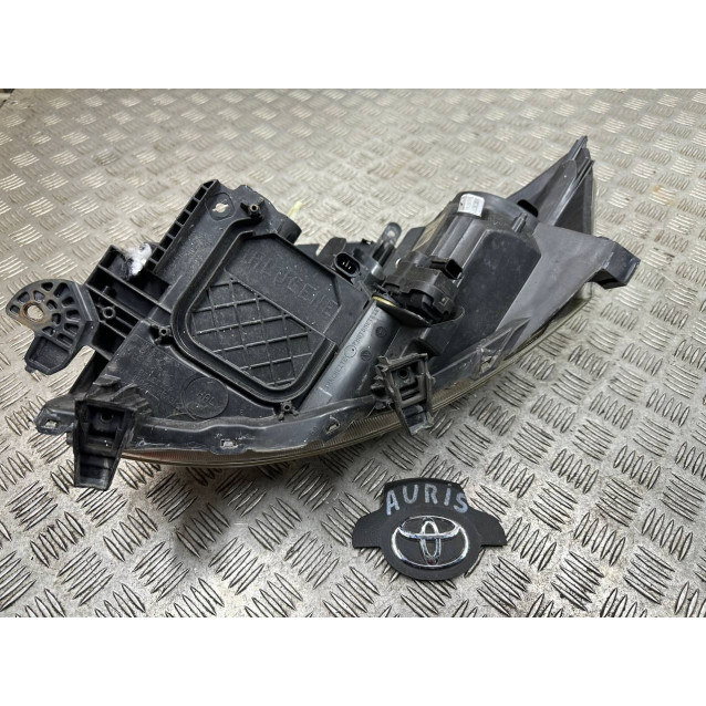 Фара правая Toyota Auris (2006-2012) 8113002470
