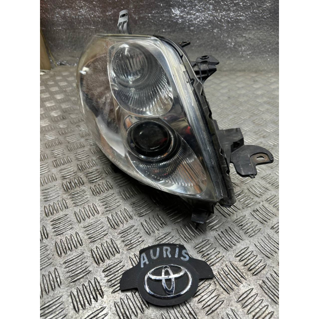 Фара правая Toyota Auris (2006-2012) 8113002470
