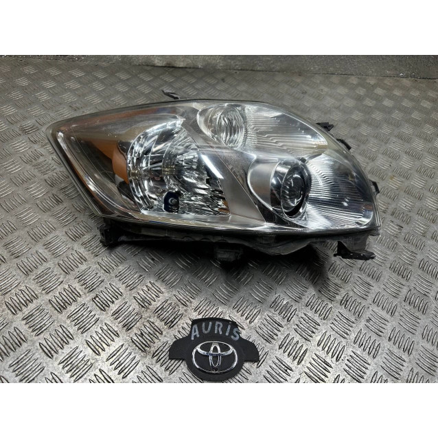 Фара правая Toyota Auris (2006-2012) 8113002470