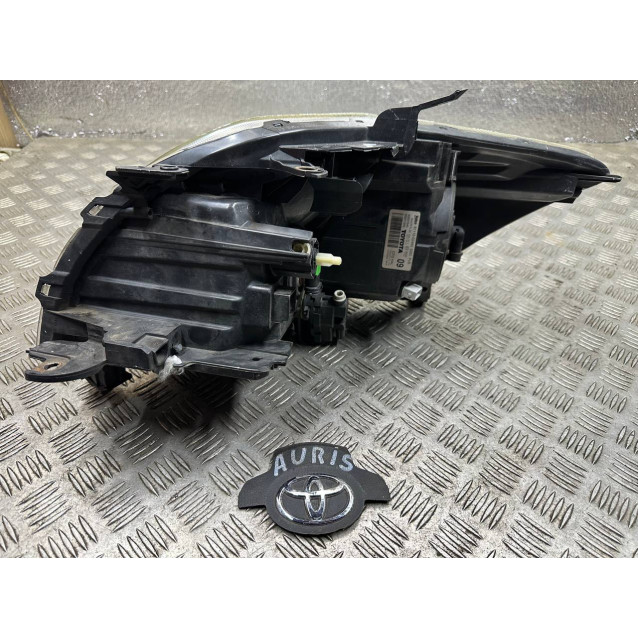 Фара правая Toyota Auris (2006-2012) 8113002470