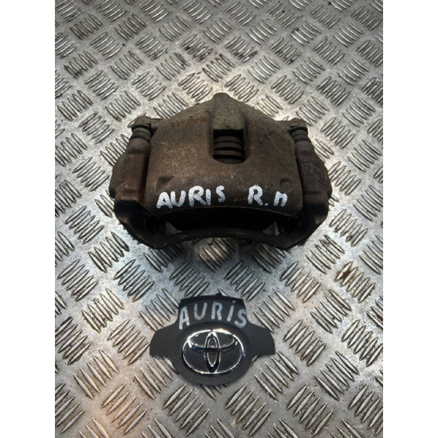 Супорт передній правий Toyota Auris (2006-2012) 4773002341