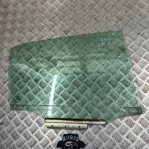 Стекло двери заднее левое Toyota Auris (2006-2012) 6810402200