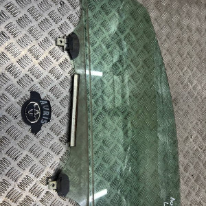 Стекло двери переднее левое Toyota Auris (2006-2012)  6810202230