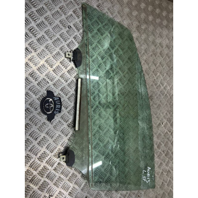 Стекло двери переднее левое Toyota Auris (2006-2012)  6810202230