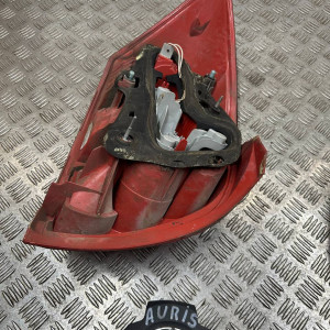 Фонарь правый Toyota Auris (2006-2012) MR990990