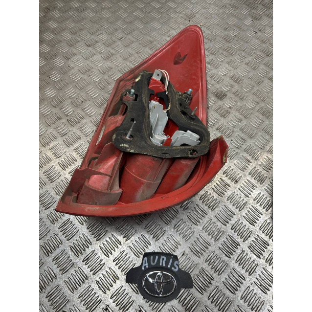 Фонарь правый Toyota Auris (2006-2012) MR990990