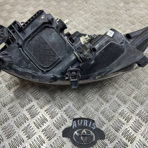 Фара права Toyota Auris (06-12) 8113002470 *дефект
