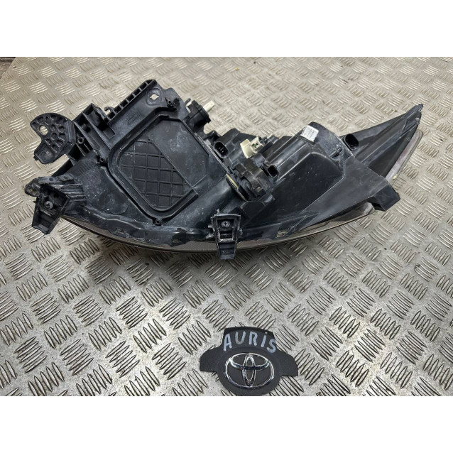 Фара права Toyota Auris (06-12) 8113002470 *дефект