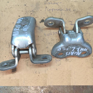 Петля двери передней левой низ Toyota Auris (2006-2012) 6874012120