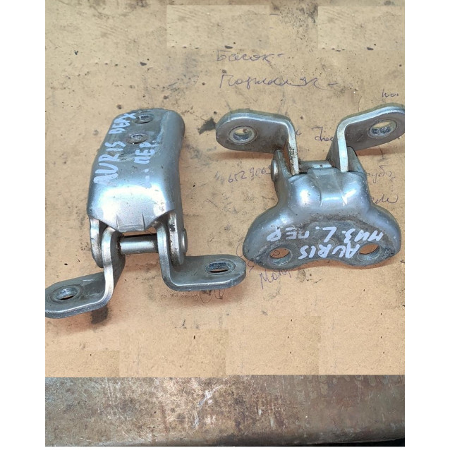 Петля двери передней левой низ Toyota Auris (2006-2012) 6874012120