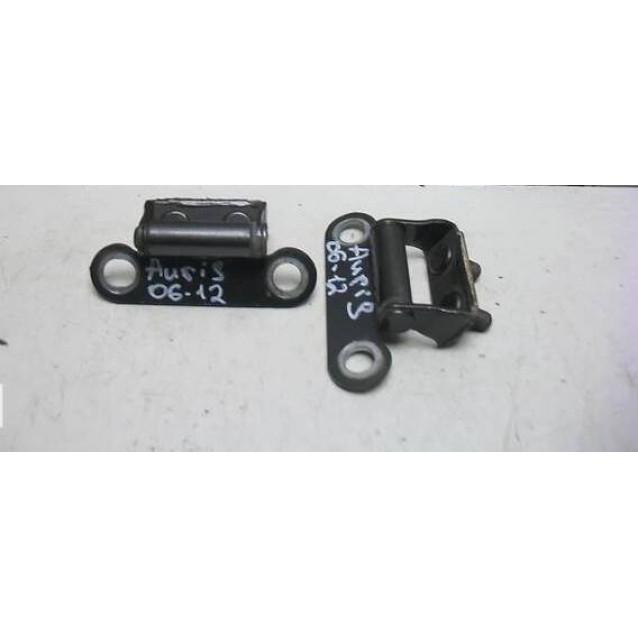 Петля багажника Toyota Auris (2006-2012) 6881002020