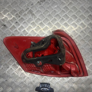 Фонарь правый Toyota Auris (2006-2012) MR990990