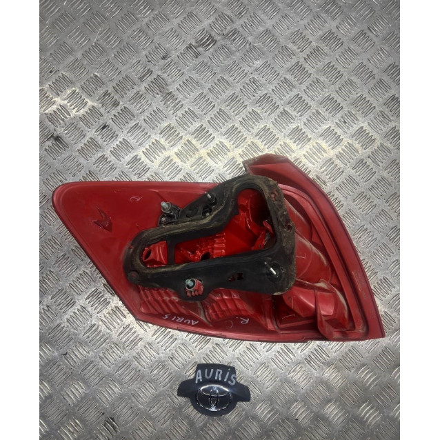 Фонарь правый Toyota Auris (2006-2012) MR990990