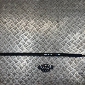 Молдинг стекла двери передней левый Toyota Auris (06-12) 7572002130