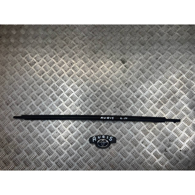 Молдинг стекла двери передней левый Toyota Auris (06-12) 7572002130