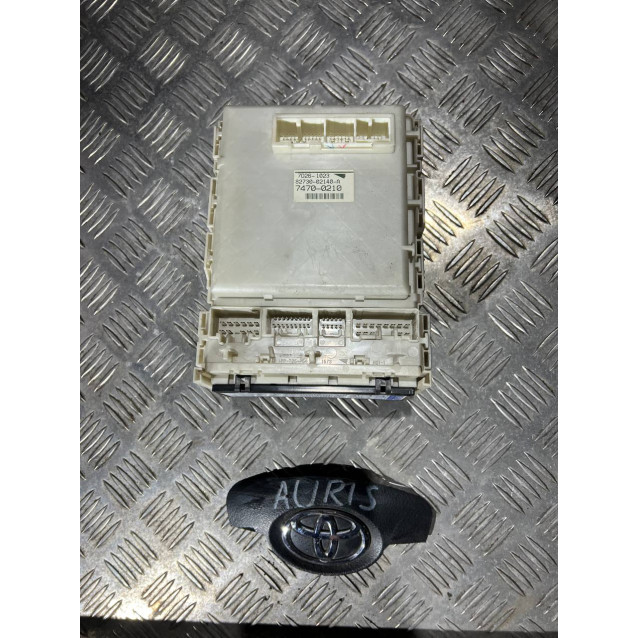 Блок предохранителей комфорт Toyota Auris (2006-2012) 8273002140A