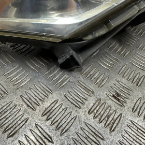 Фара права Toyota Auris (2006-2012) 8113002470 *дефект