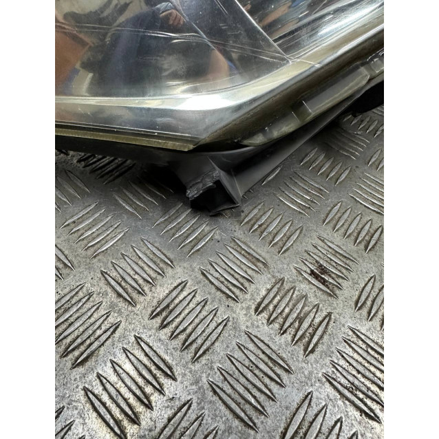 Фара права Toyota Auris (2006-2012) 8113002470 *дефект