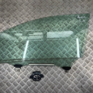 Стекло двери переднее левое Toyota Auris (2006-2012)  6810202230