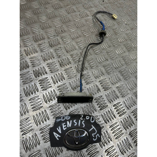 Ручка крышки стекла багажника Toyota Avensis T25 (2003-2006) 8484020010